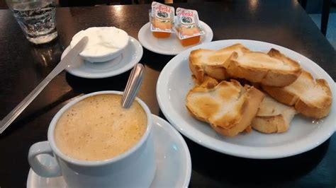 What is a typical Argentine breakfast?