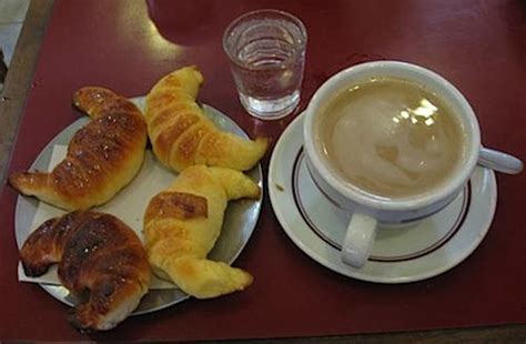 What time do Argentines usually eat breakfast?