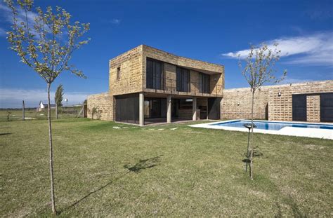 What type of houses do people in Argentina live in?